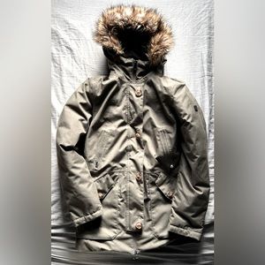 The North Face Women's Mauna Kea Parka Jacket Size
S green coat.